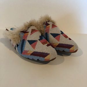 Universal thread Aztec clogs with fuzzy fur